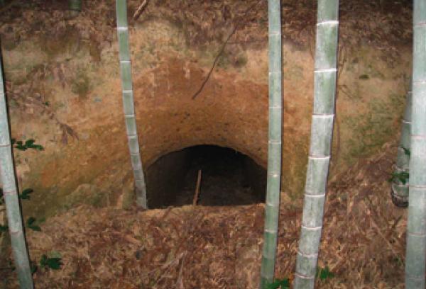 【防空壕】
山の中腹に3ヶ所。最上部には軍の司令室があった。