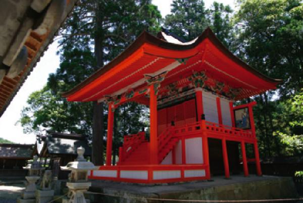 【天津神社】
正面一間、側面二間、入母屋造