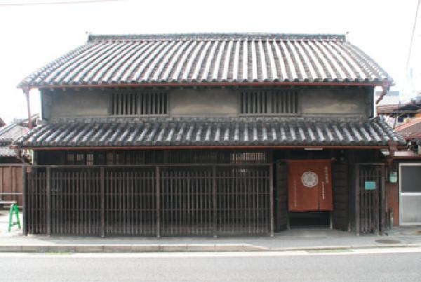 【旧玉置家住宅】 江戸時代に切手会所として建設された。
