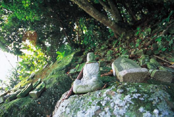 【千体地蔵】 山裾一面に多数の地蔵がある。