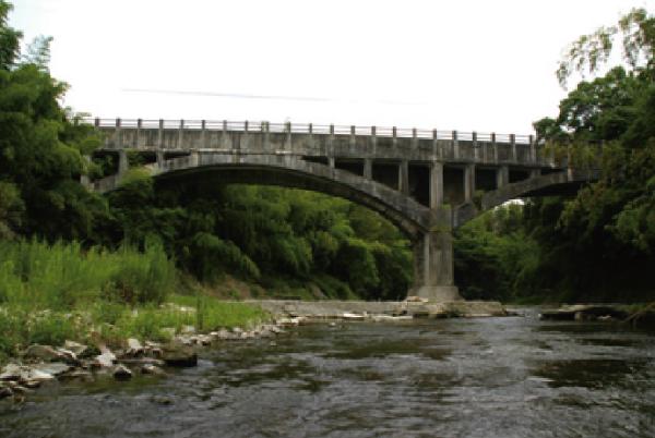 【御坂サイフォン橋】 明治24年に完成した日本初のサイフォン橋。