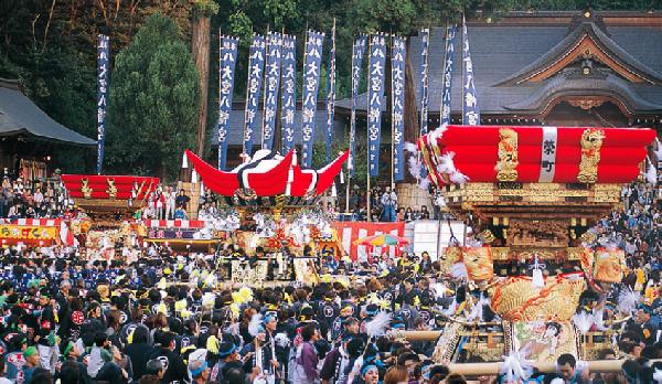 【秋まつり(大宮八幡宮)】
8基のふとん屋台太鼓が町内を練り、大宮八幡宮の85段ある石段を屋台が上る。
