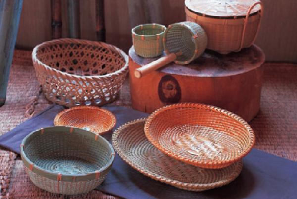 【美吉籠】
明治18年戸田甚之介が竹細工土産品を創作し、有馬湯治客に販売したのが始まり。