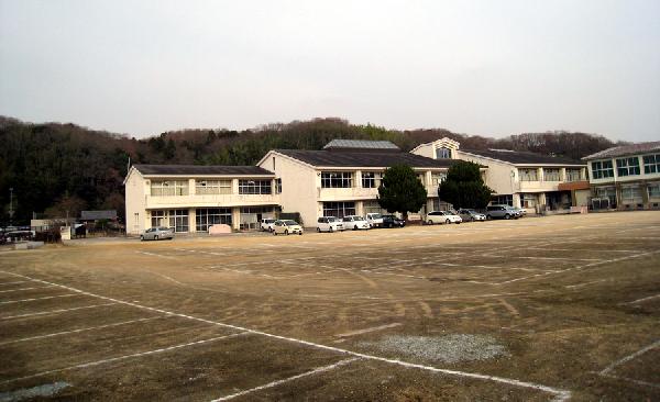 【三木市立まなびの郷みずほ】閉校になった瑞穂小学校の跡地を利用した施設。