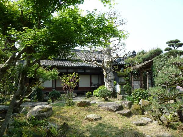 【旧小河家別邸】 明治に建てられた。母屋など六棟の建物が広大な庭を囲んでいる