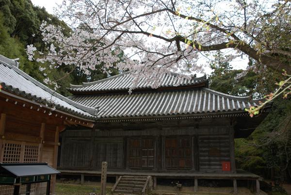 【蓮花寺】毎年2月の第1日曜日には4匹の大鬼が松明をふりかざして踊る勇壮な鬼踊り(追儺式)が行われる。